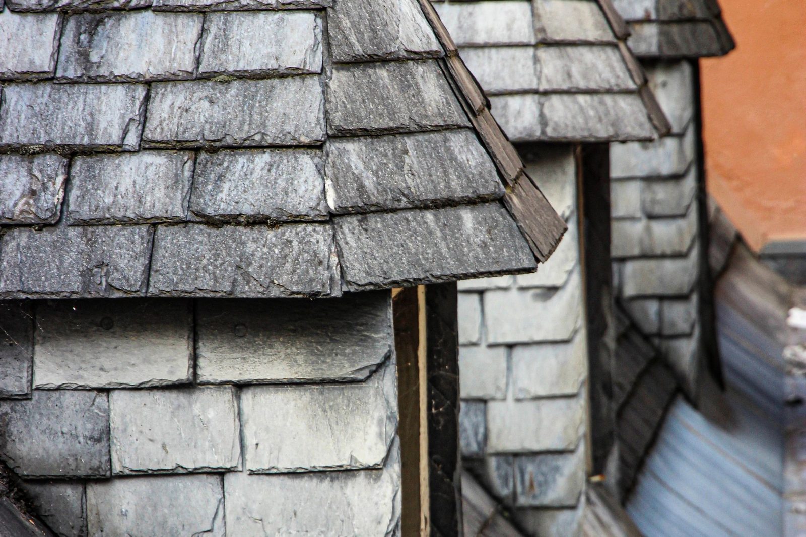 Couverture d’ardoise et lucarne sur un bâti ancien