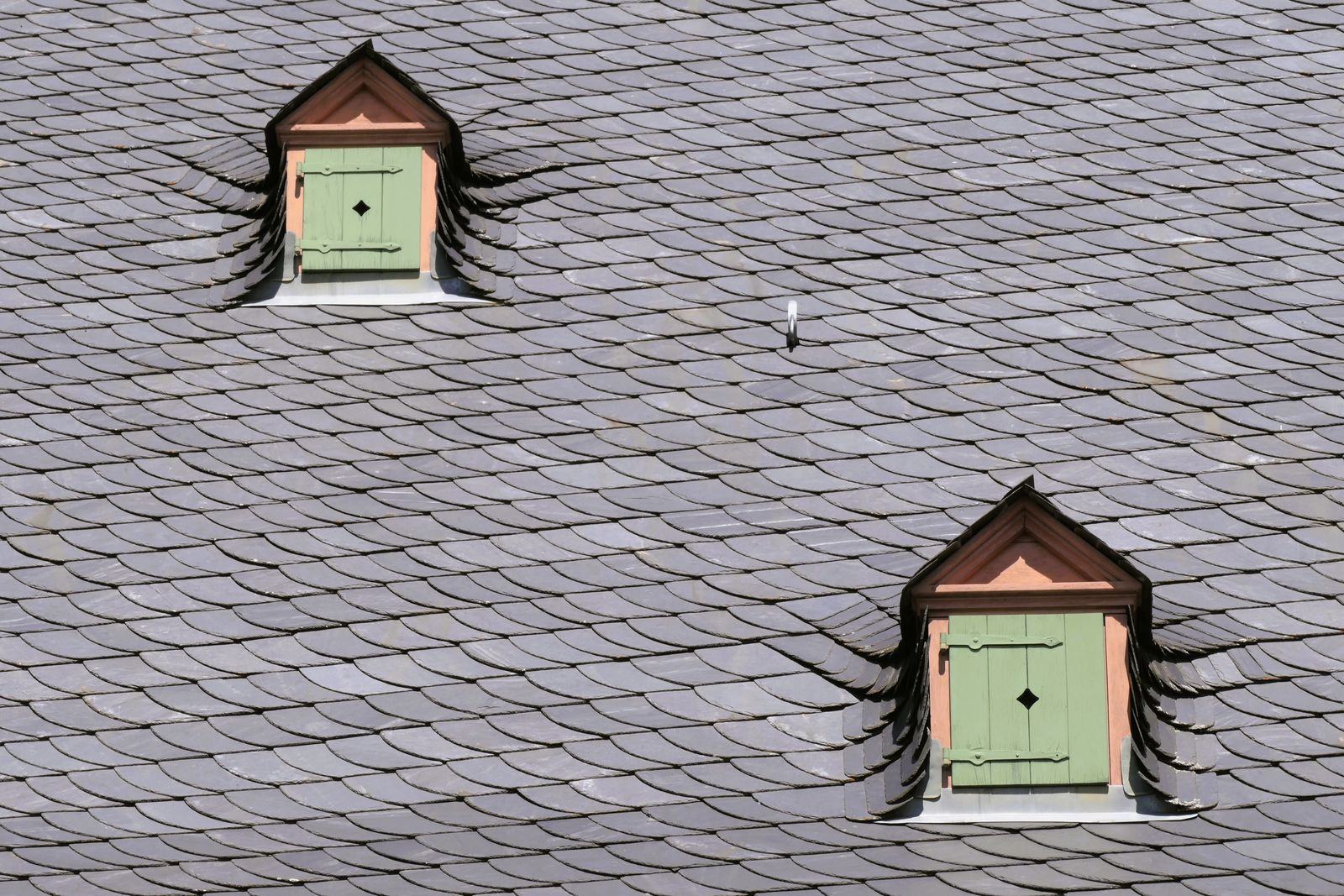 Toiture d'ardoise à deux lucarnes