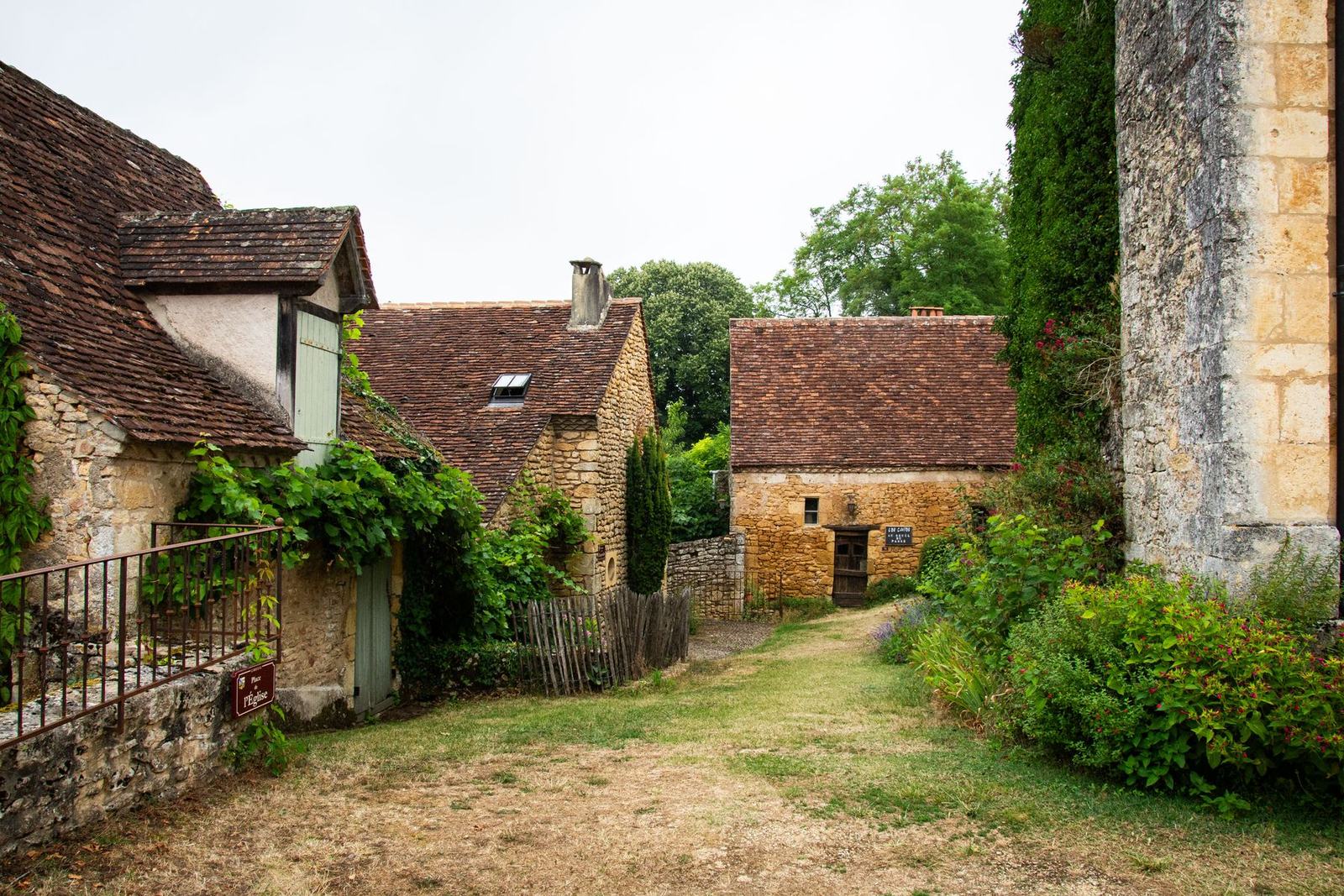 Façades de pierre nettoyées dans un bourg du département