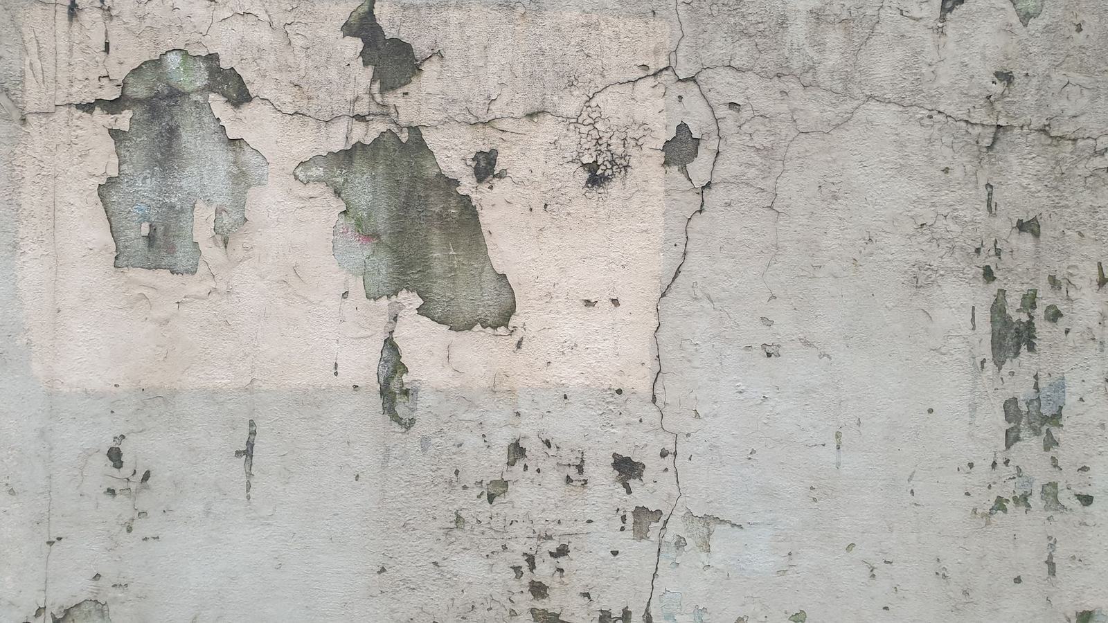 Enduit de façade cloqué et taché par l’humidité
