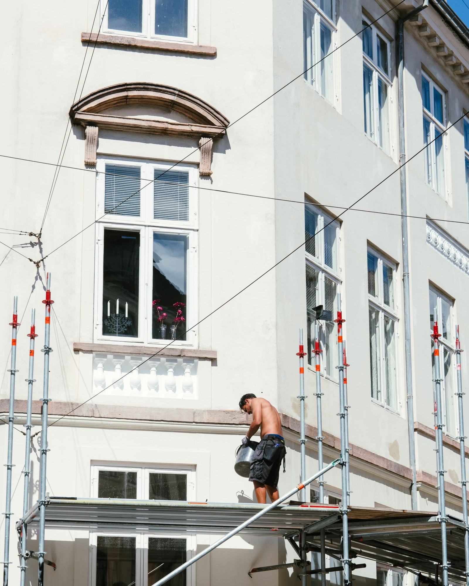 Artisans au travail sur un échafaudage de façade