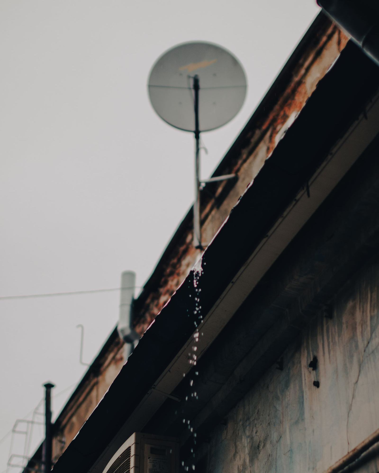 Gouttière qui déborde sous une forte pluie