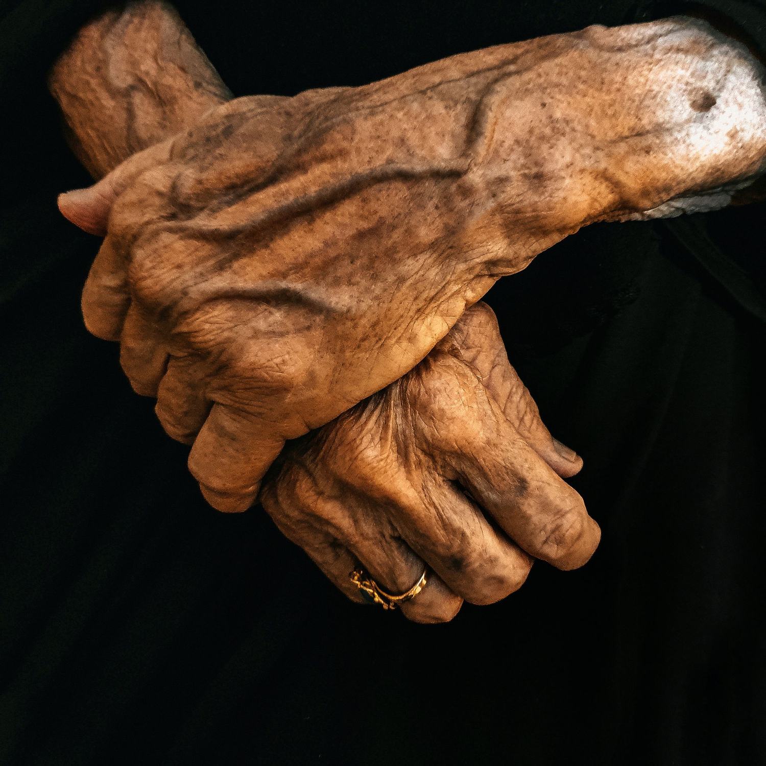 Mains d'artisan sur une tuile