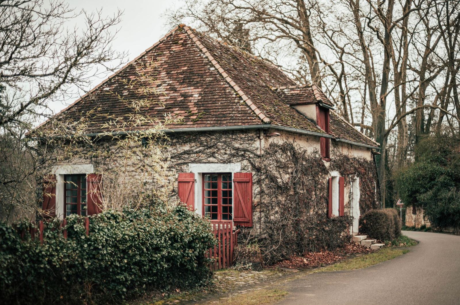 Maison en pierre du département à la façade saine et aux volets peints