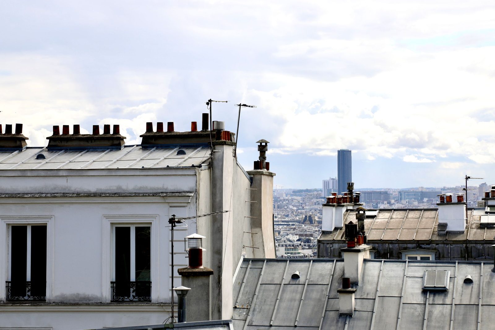 Toiture de tuiles avec lucarne sous un ciel dégagé