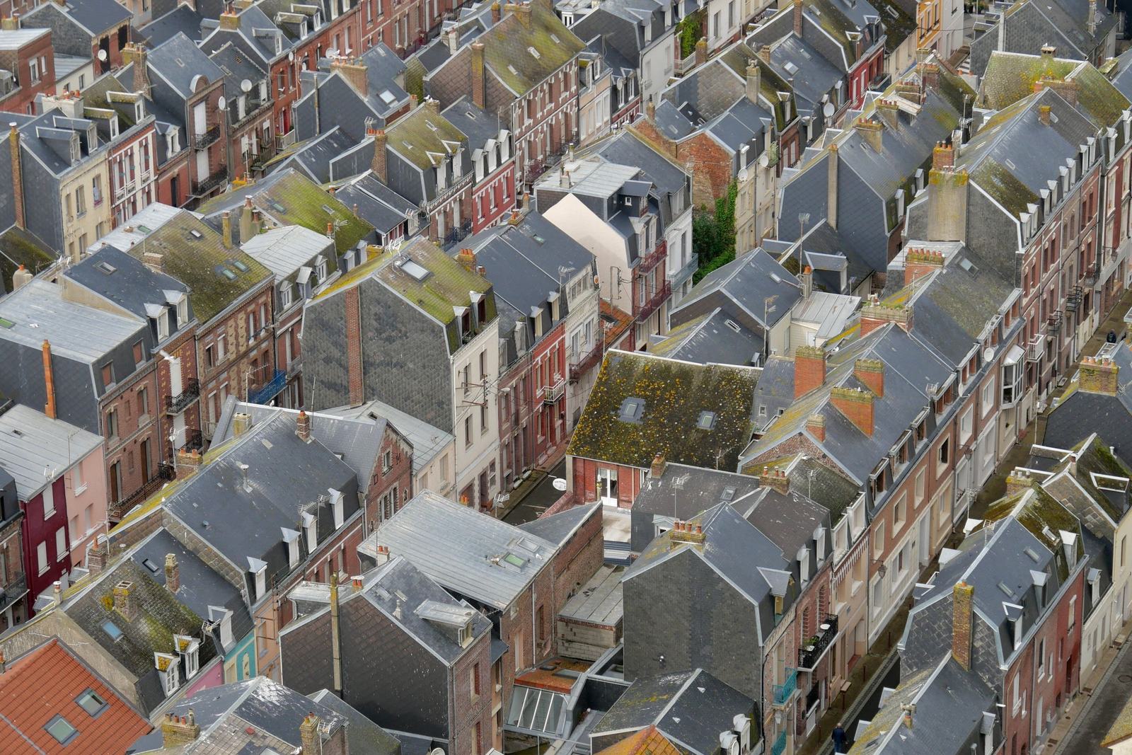 Vue aérienne des toitures serrées d’une ville de la région