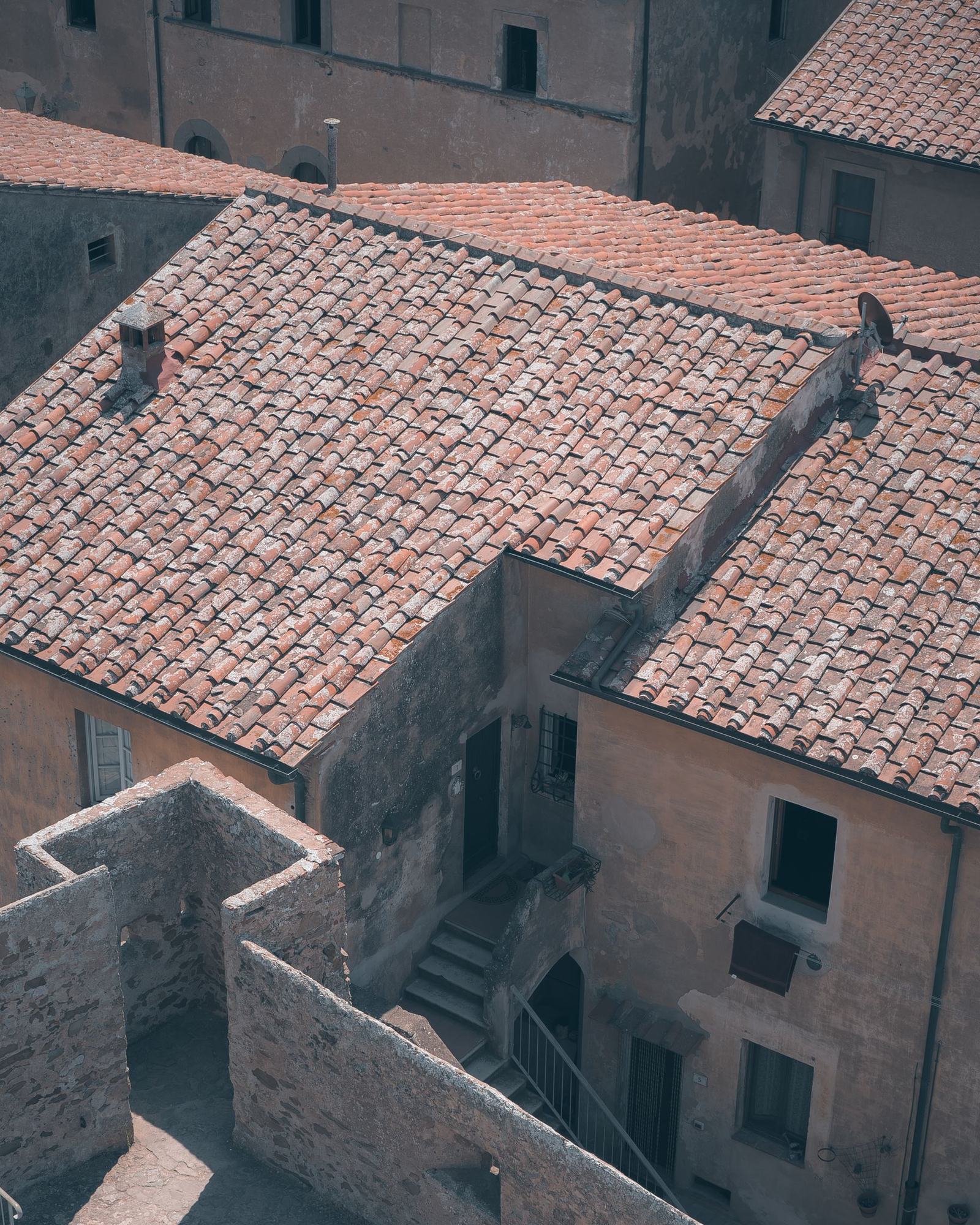 Toits d’un centre ancien vus de haut